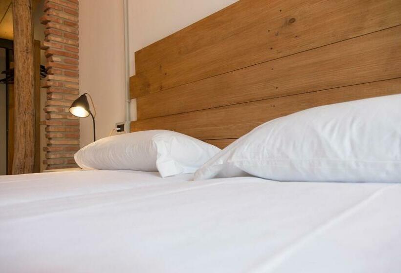 اتاق خانوادگی, Green River Hostel