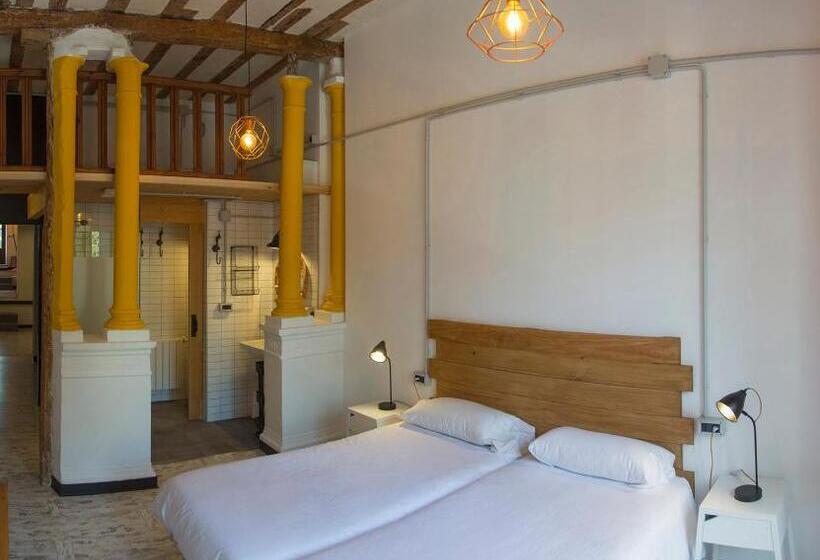 اتاق خانوادگی, Green River Hostel