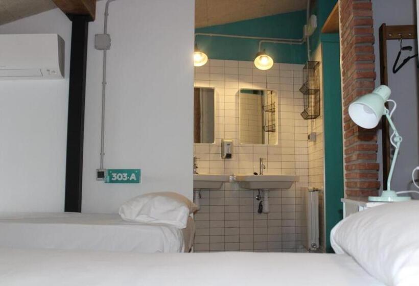 اتاق خانوادگی, Green River Hostel