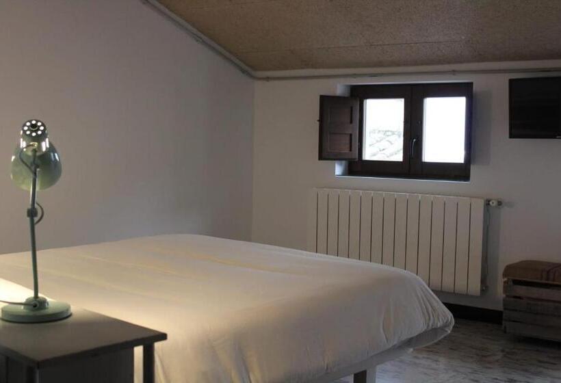 اتاق خانوادگی, Green River Hostel