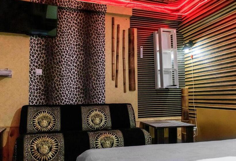 سوئیت با وان آب گرم, Mamba