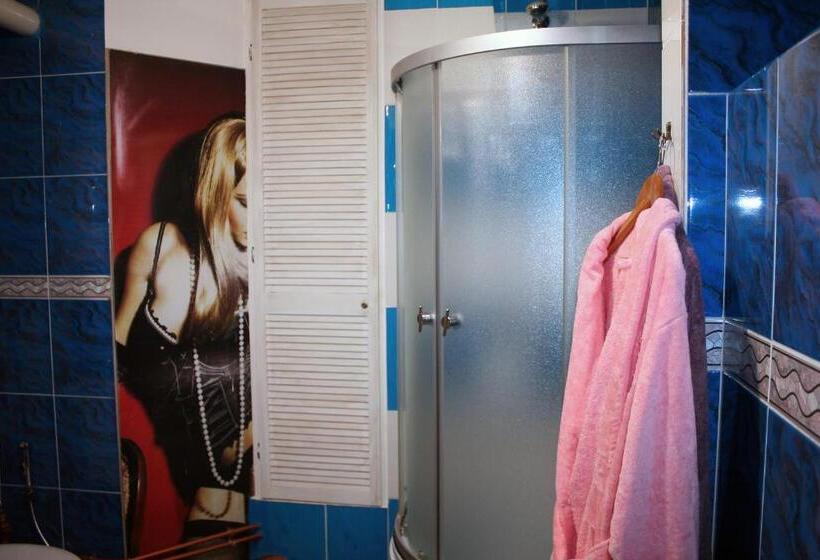 اتاق لوکس با تخت بزرگ, Mamba