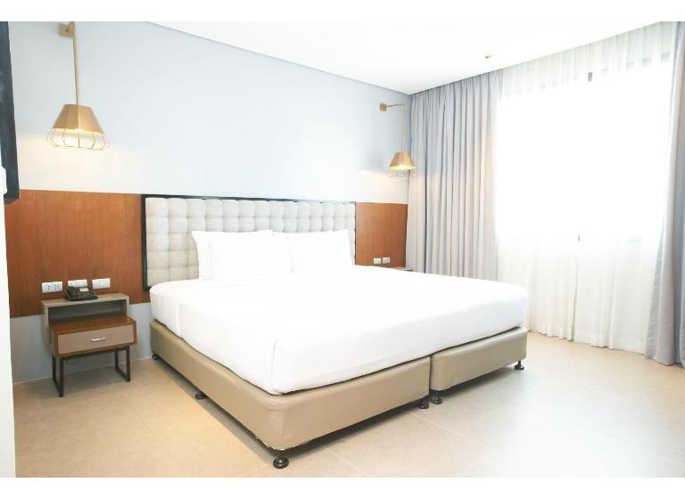اتاق لوکس با تخت بزرگ, Summit Galleria Cebu