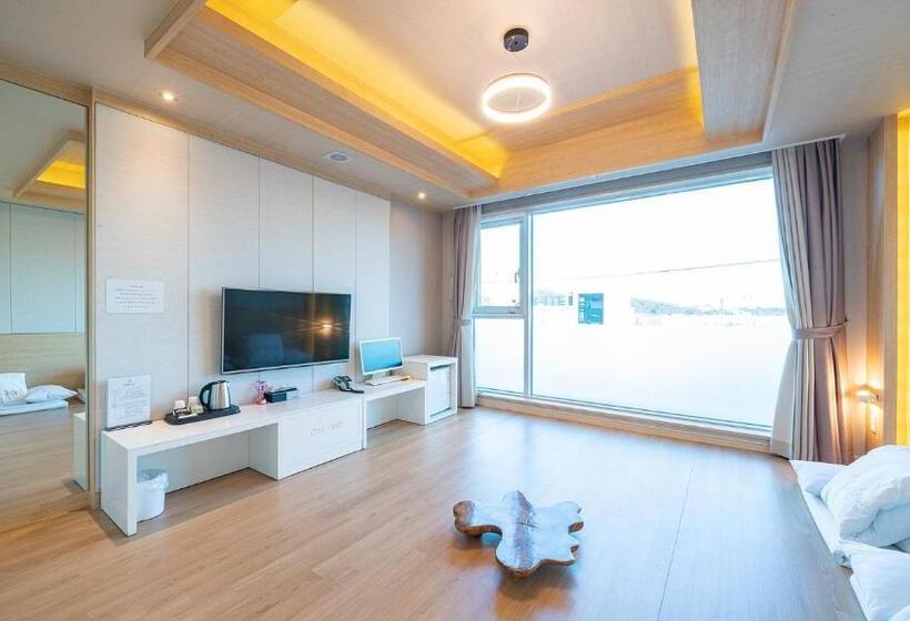 スタンダードルーム, The One