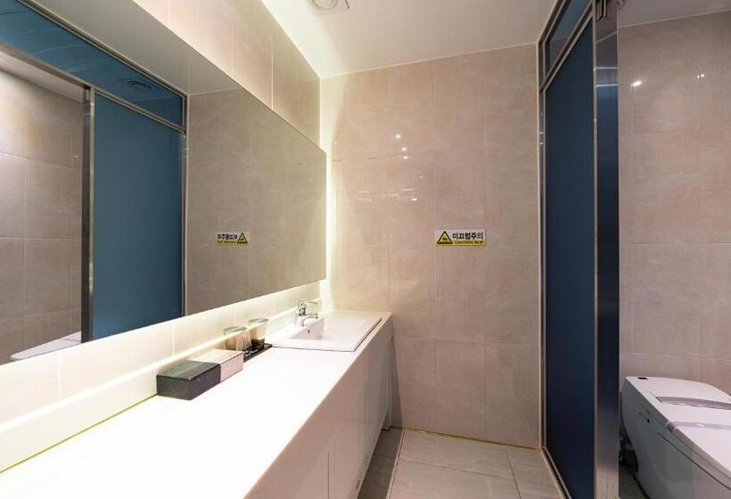 スタンダードルーム, The One