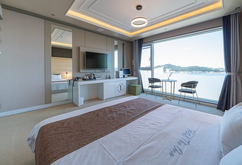 スタンダードルーム, The One