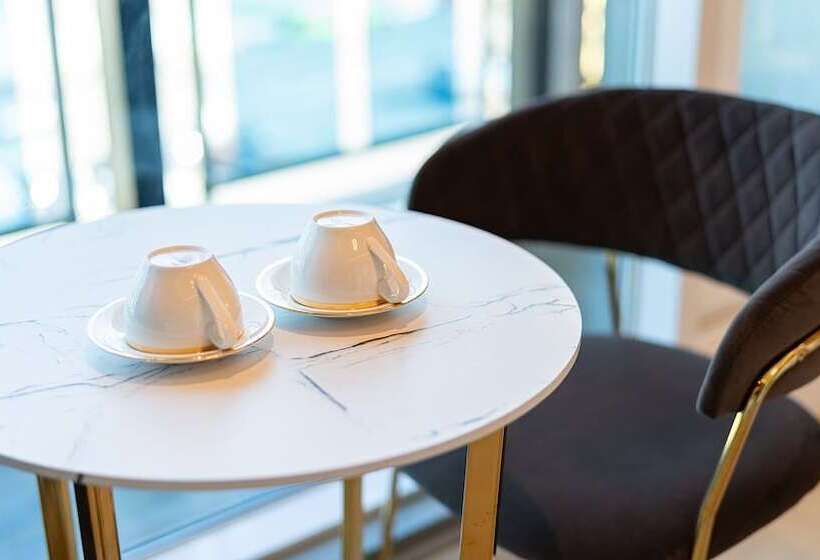 スタンダードルーム, The One