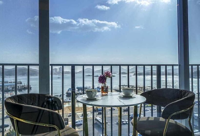 スタンダードルーム, The One