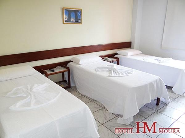חדר סטנדרט לשלושה, Moura