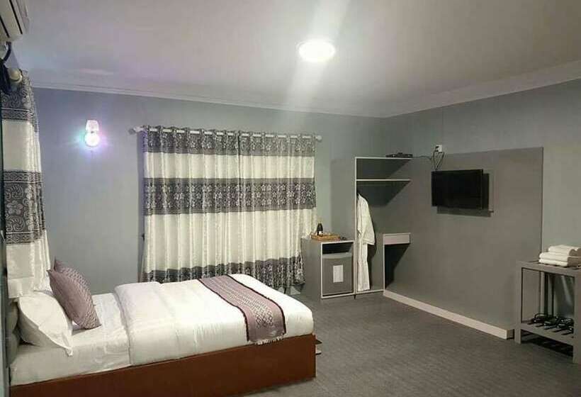 اتاق سوپریور, Thiha Bala