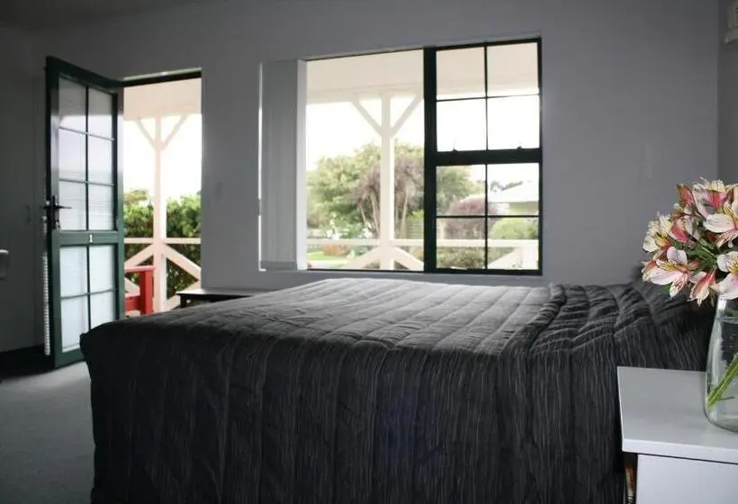 デラックススタジオ, Kerry Lane Motel