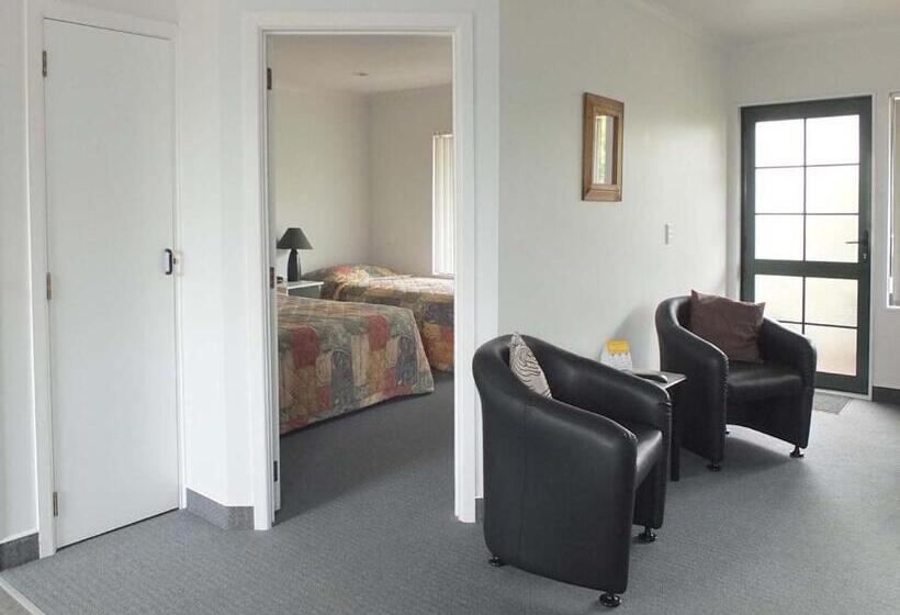 חדר משפחתי, Kerry Lane Motel