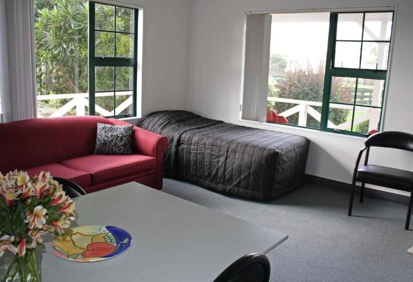 דירת שני חדרים, Kerry Lane Motel