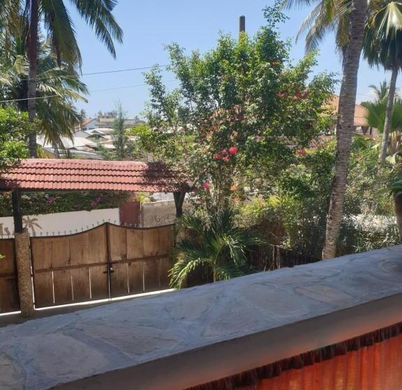 استودیوی استاندارد, Marijani Holiday Resort