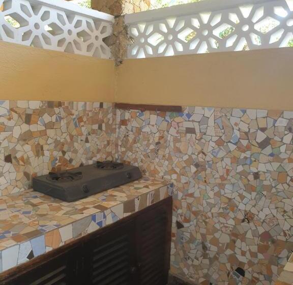 استودیوی استاندارد, Marijani Holiday Resort