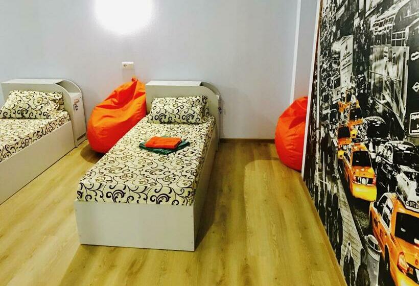 Säng i Delat Rum, Attic