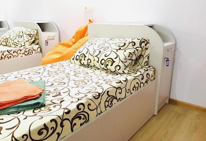 Säng i Delat Rum, Attic