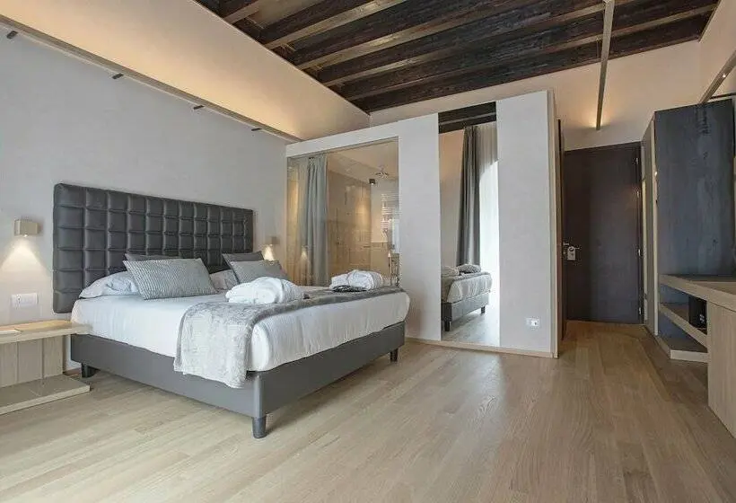 Juniorsviitti, Alba Palace
