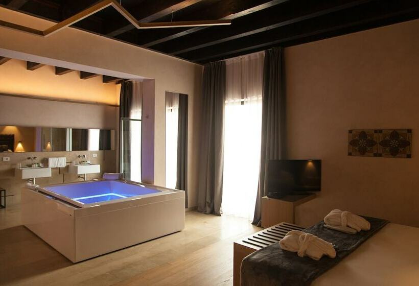 带按摩浴盆的套房, Alba Palace