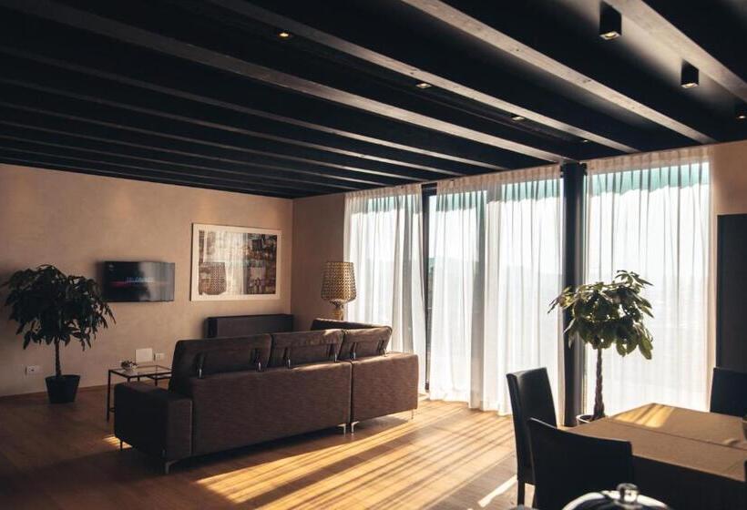 带1个卧室的顶楼公寓, Alba Palace