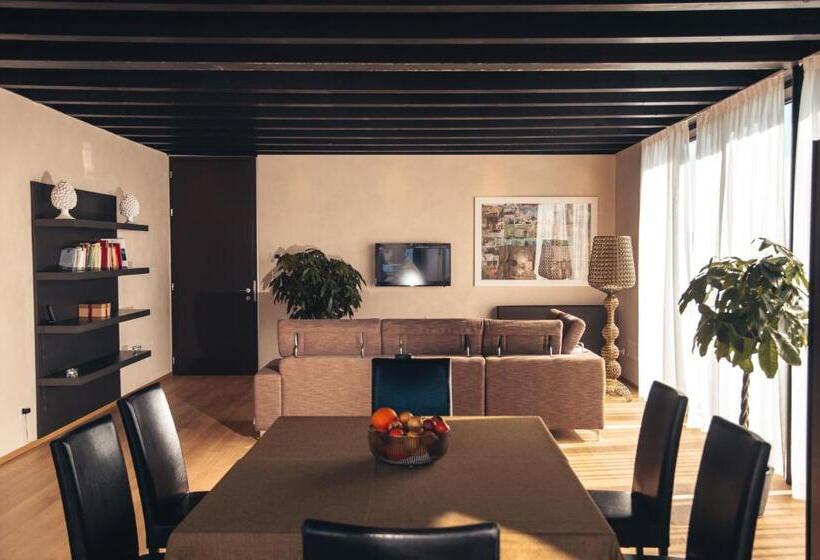 带1个卧室的顶楼公寓, Alba Palace