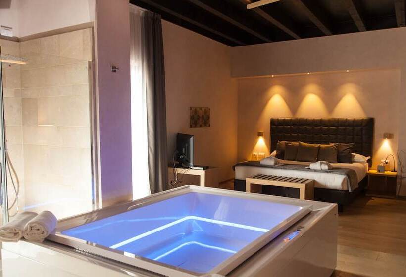 带按摩浴盆的套房, Alba Palace