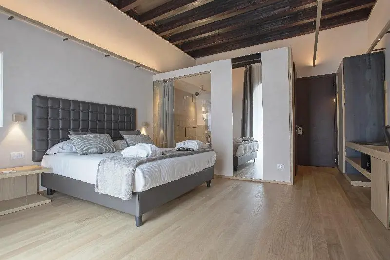 Juniorsviitti, Alba Palace