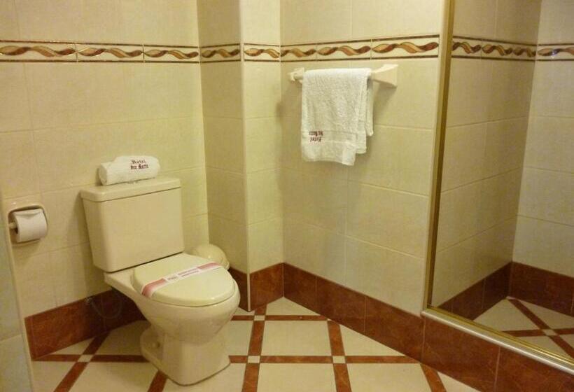 基本三人间, Faraon