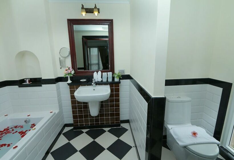 جناح تنفيذي مع إطلالات, Phasouk Vien Chantra