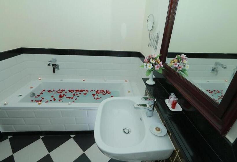 جناح تنفيذي مع إطلالات, Phasouk Vien Chantra