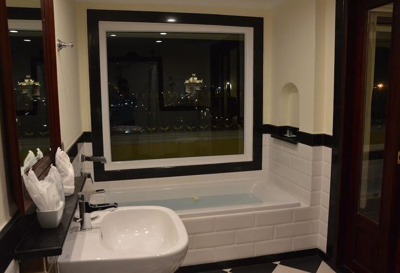 전망 스위트, Phasouk Vien Chantra