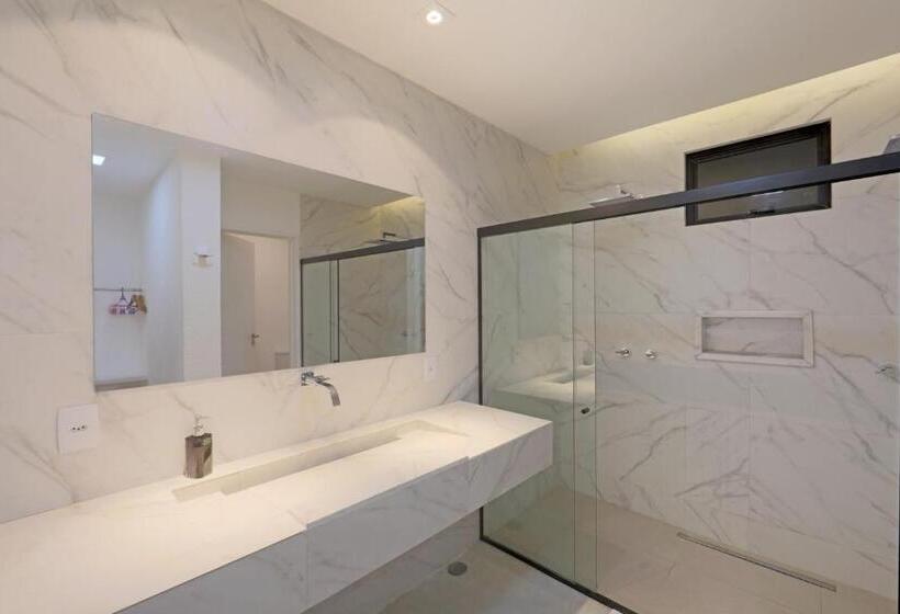 מיטת קינג בסוויטה, Pousada Ninanoa