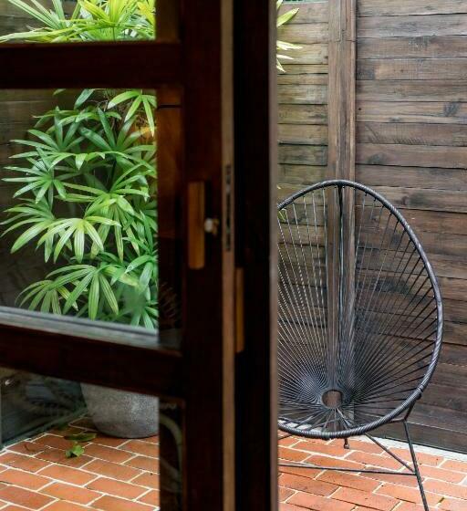 디럭스 룸, The Nomadic