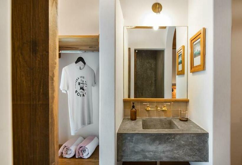 디럭스 룸, The Nomadic