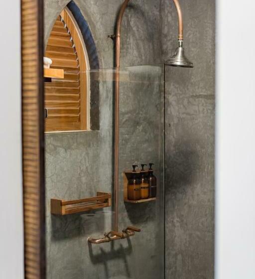 디럭스 룸, The Nomadic