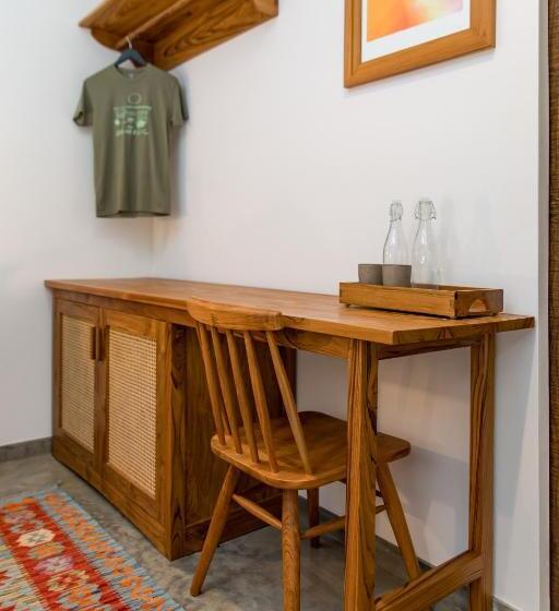 디럭스 룸, The Nomadic