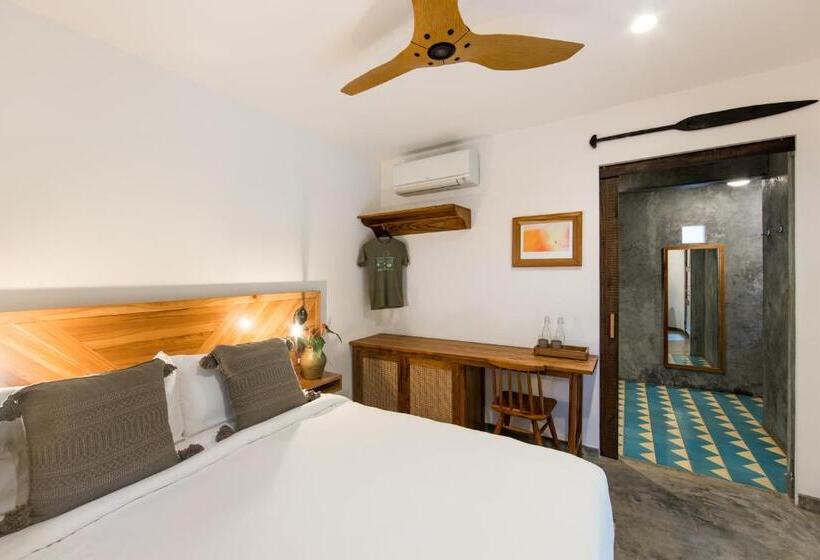 디럭스 룸, The Nomadic