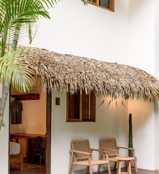 디럭스 룸, The Nomadic