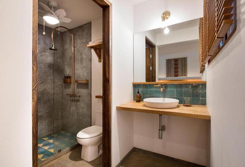 디럭스 룸, The Nomadic