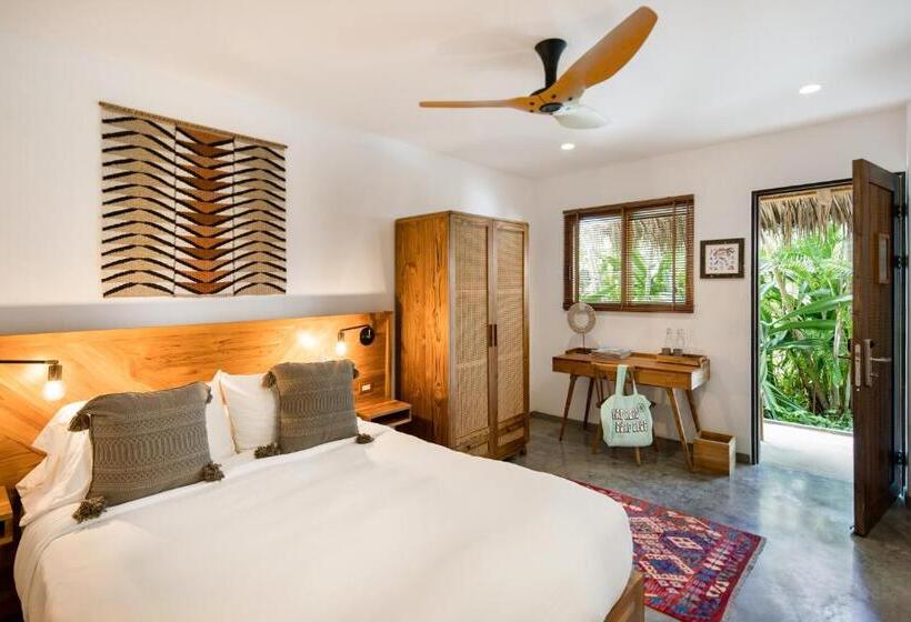 디럭스 룸, The Nomadic