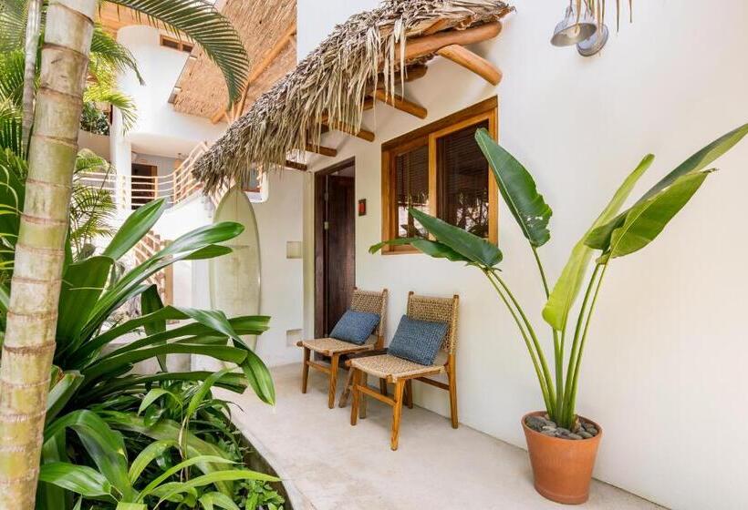 디럭스 룸, The Nomadic