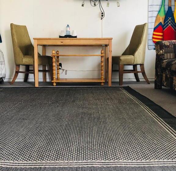 Családi Szoba, Manor Motel