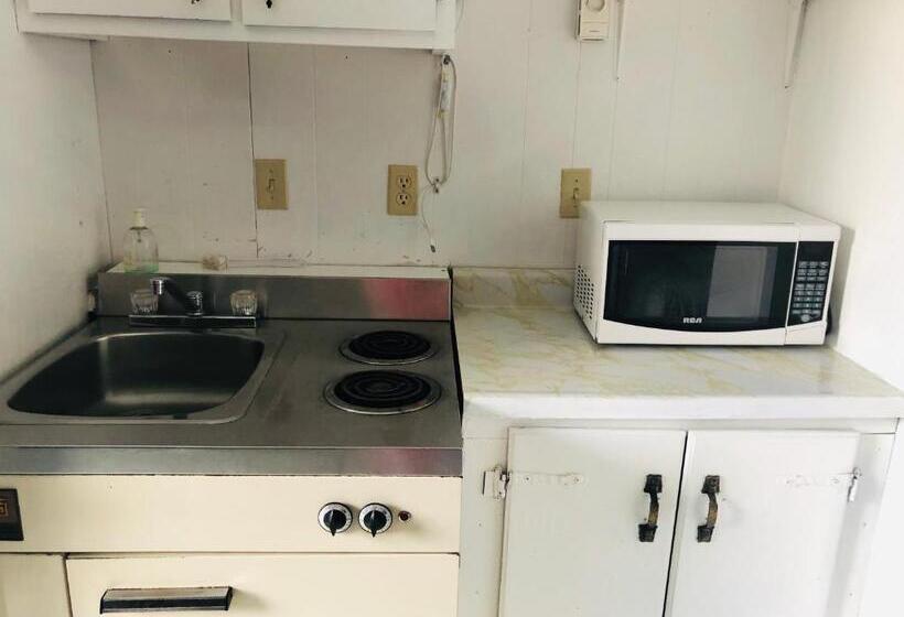 Családi Szoba, Manor Motel