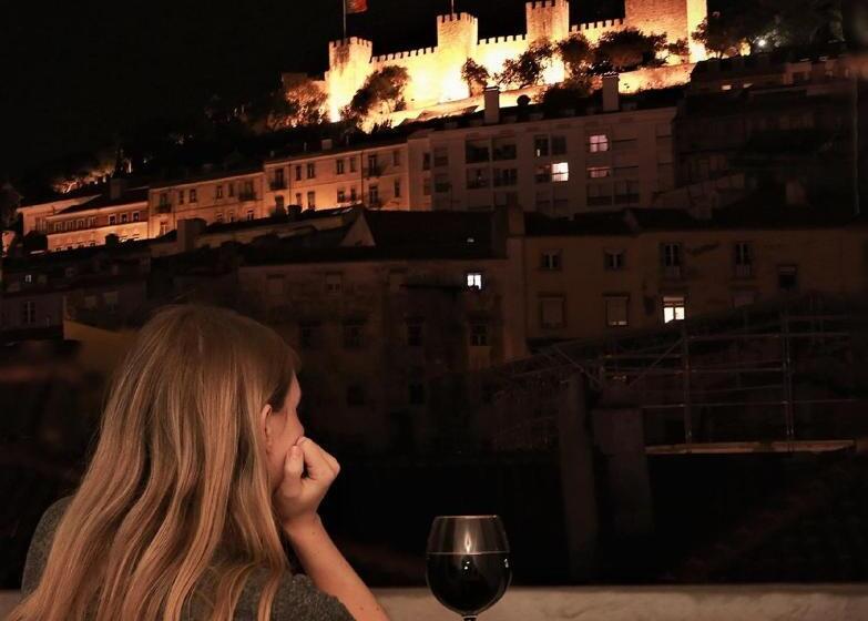 تختخواب در اتاق مشترک, We Love F Tourists