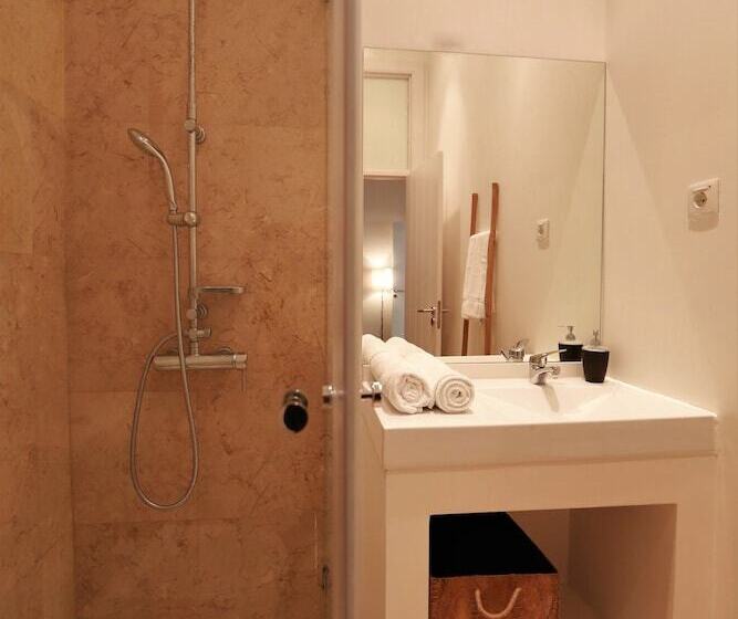 Bed in Shared Room with Shared Bathroom, We Love F Tourists