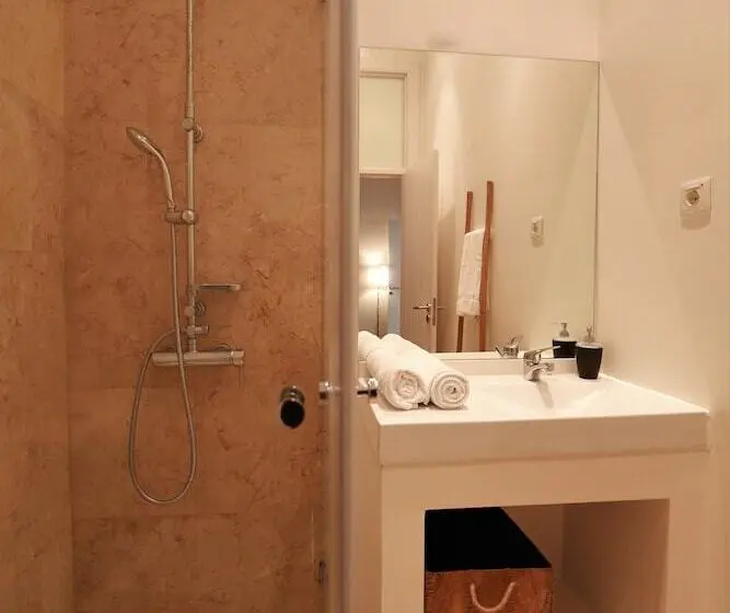 Bed in Shared Room with Shared Bathroom, We Love F Tourists