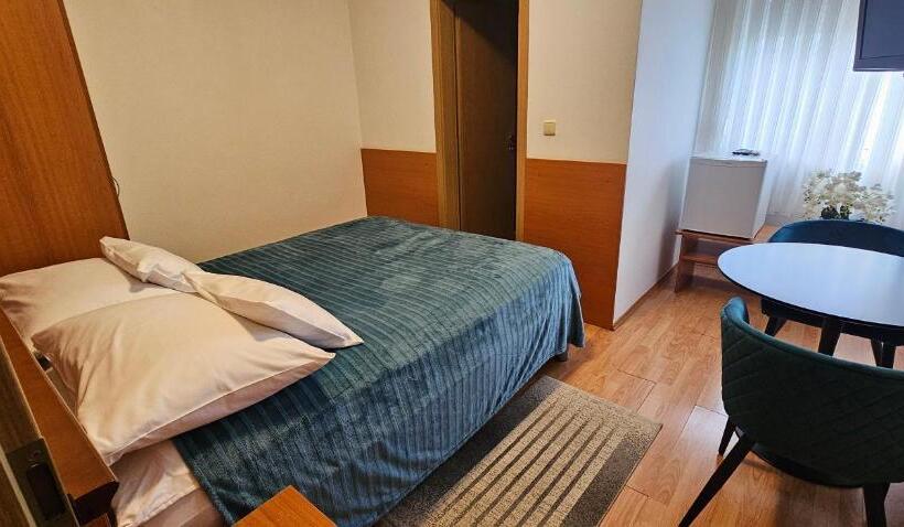 Camera Economy, Sobe/rooms Riva