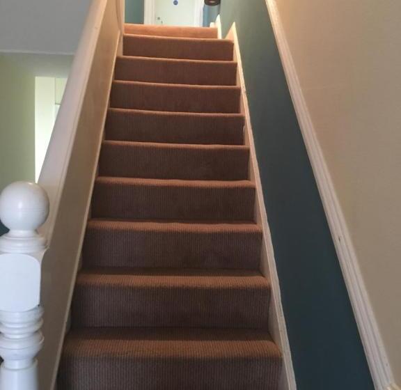 חדר מוזל מקלחת משותפת, Four Seasons Budget