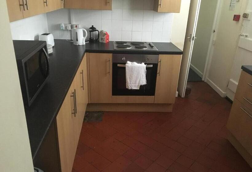 חדר מוזל מקלחת משותפת, Four Seasons Budget