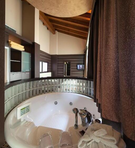 Suite with lake view, Aurora